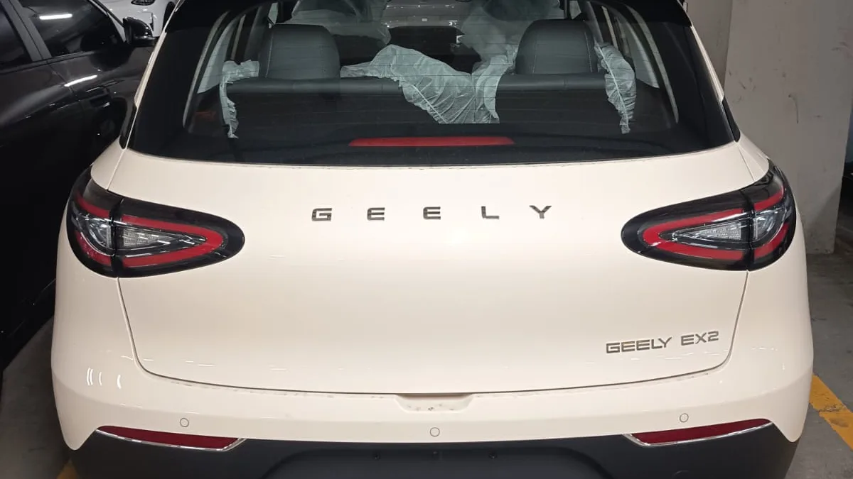 GEELY EX2 warna krem, tampilan belakang