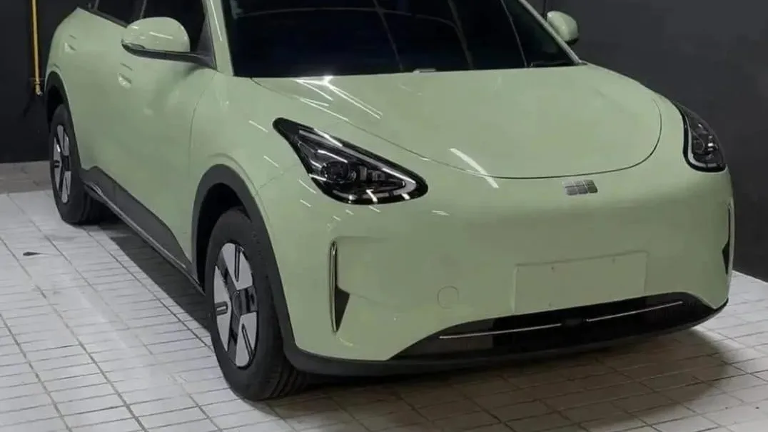 GEELY EX2 warna hijau terhubung ke home charging