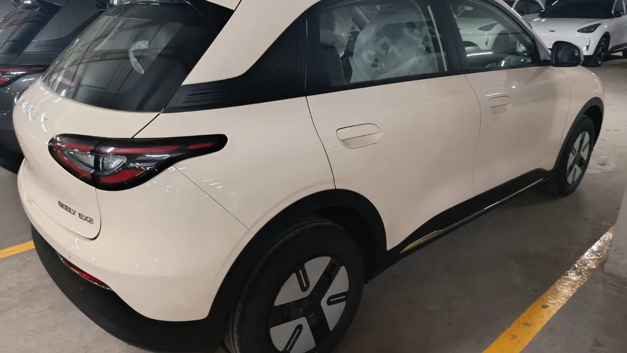 GEELY EX2 warna krem, tampilan belakang tiga per empat