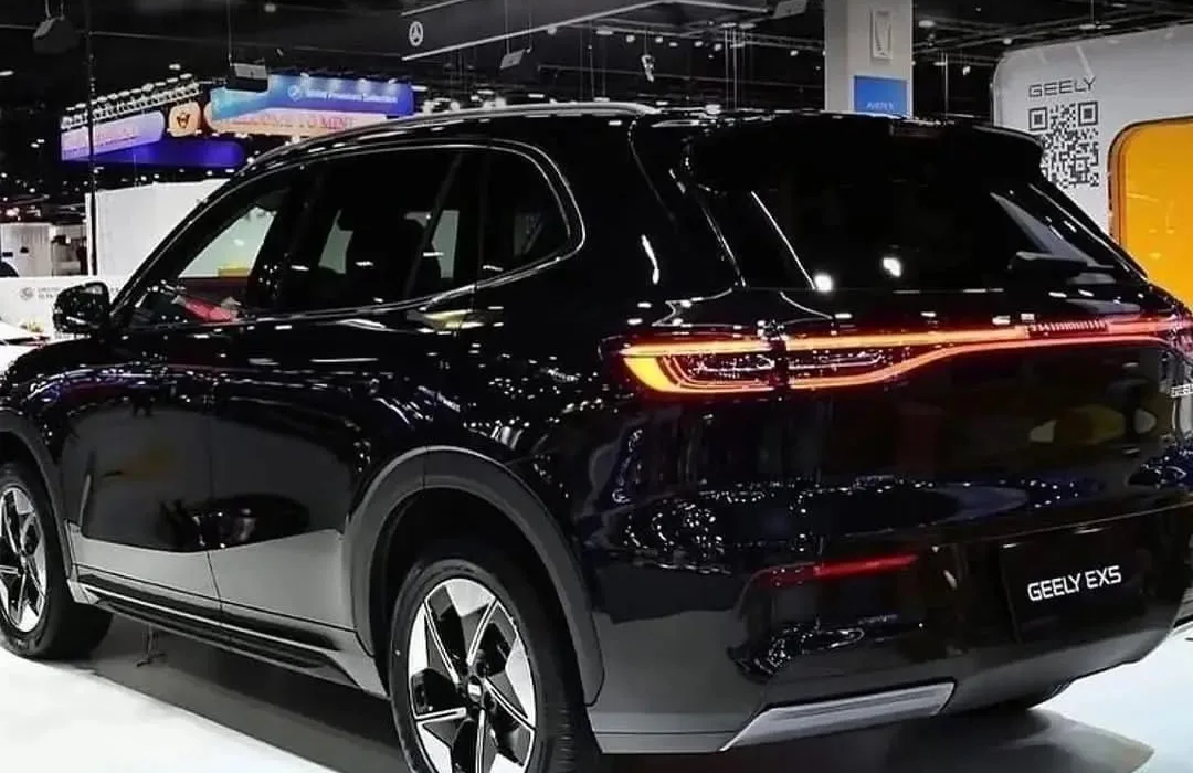 GEELY EX5 berwarna Carbon Black, tampak belakang