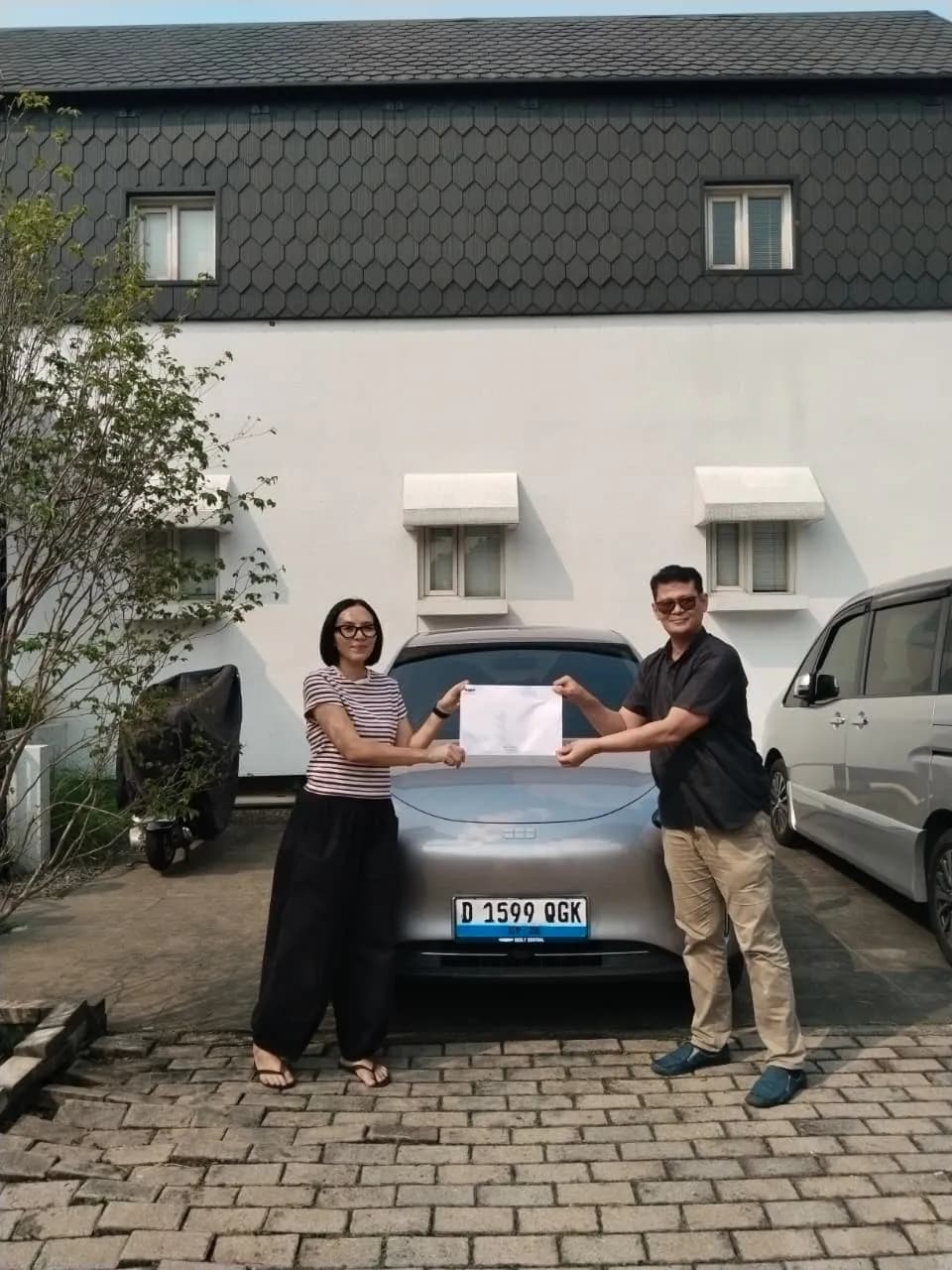 Dokumentasi asli serah terima kunci & dokumen Geely antara konsultan dan pelanggan